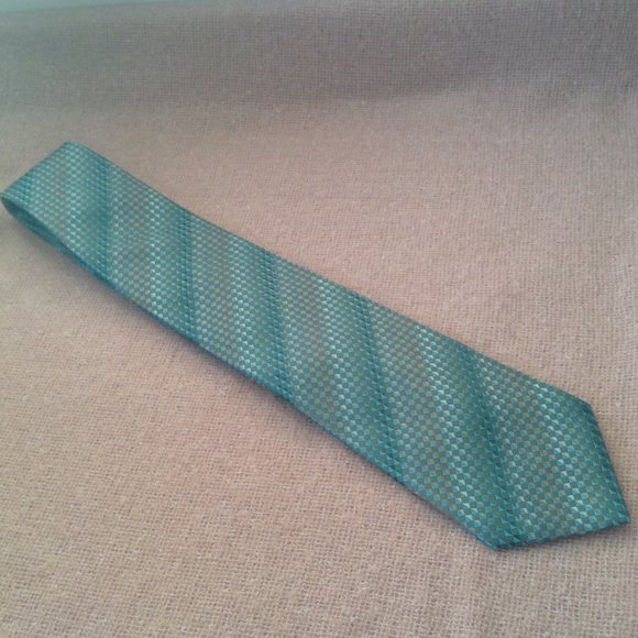 Kenneth Cole Reaction Silk Tie - Picture 6 of 7